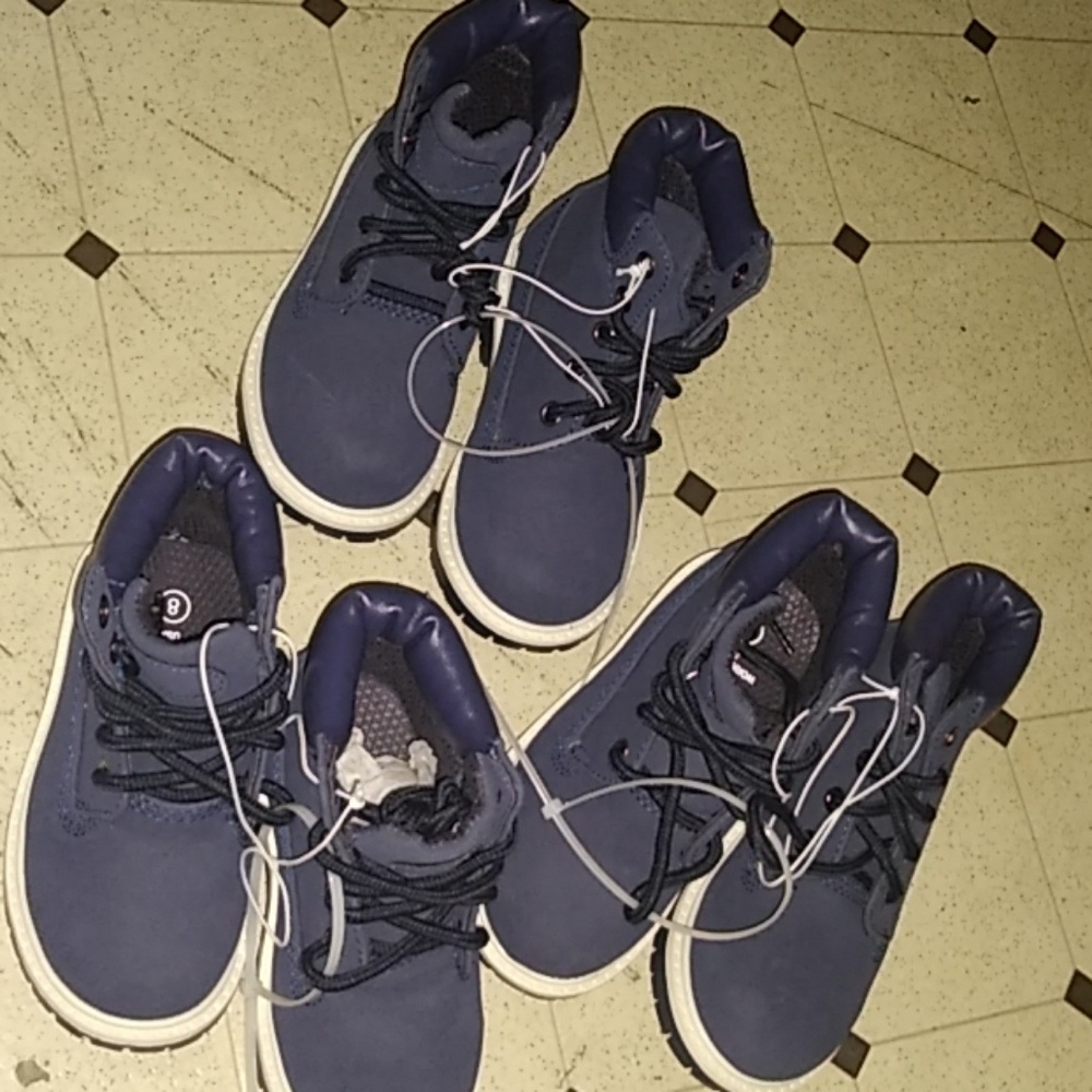 3 pairs of boys boots .